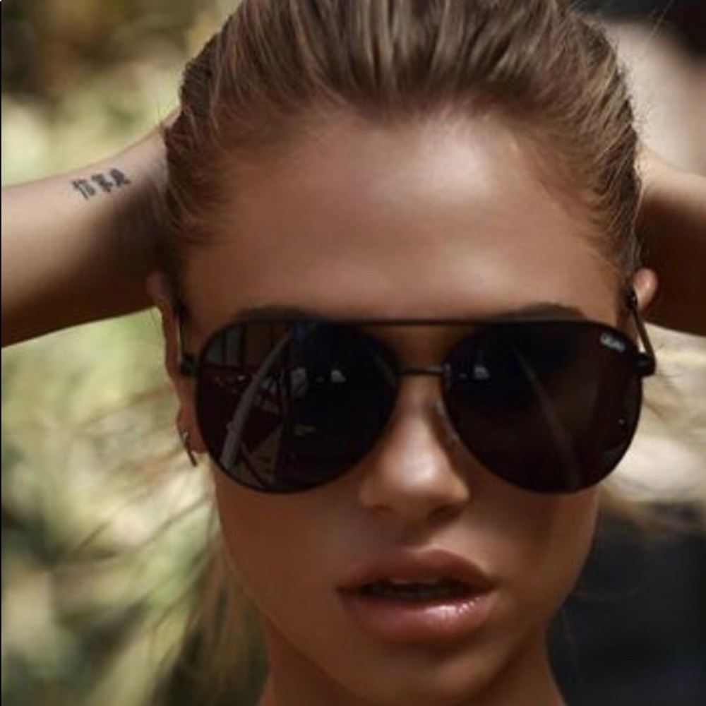 Quay Australia Vivienne sunglasses NWT AND CASE!